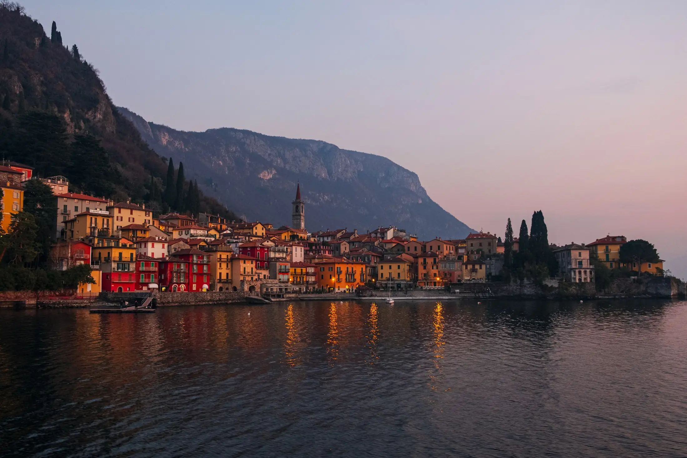 Varenna sul Lago di Como al tramonto